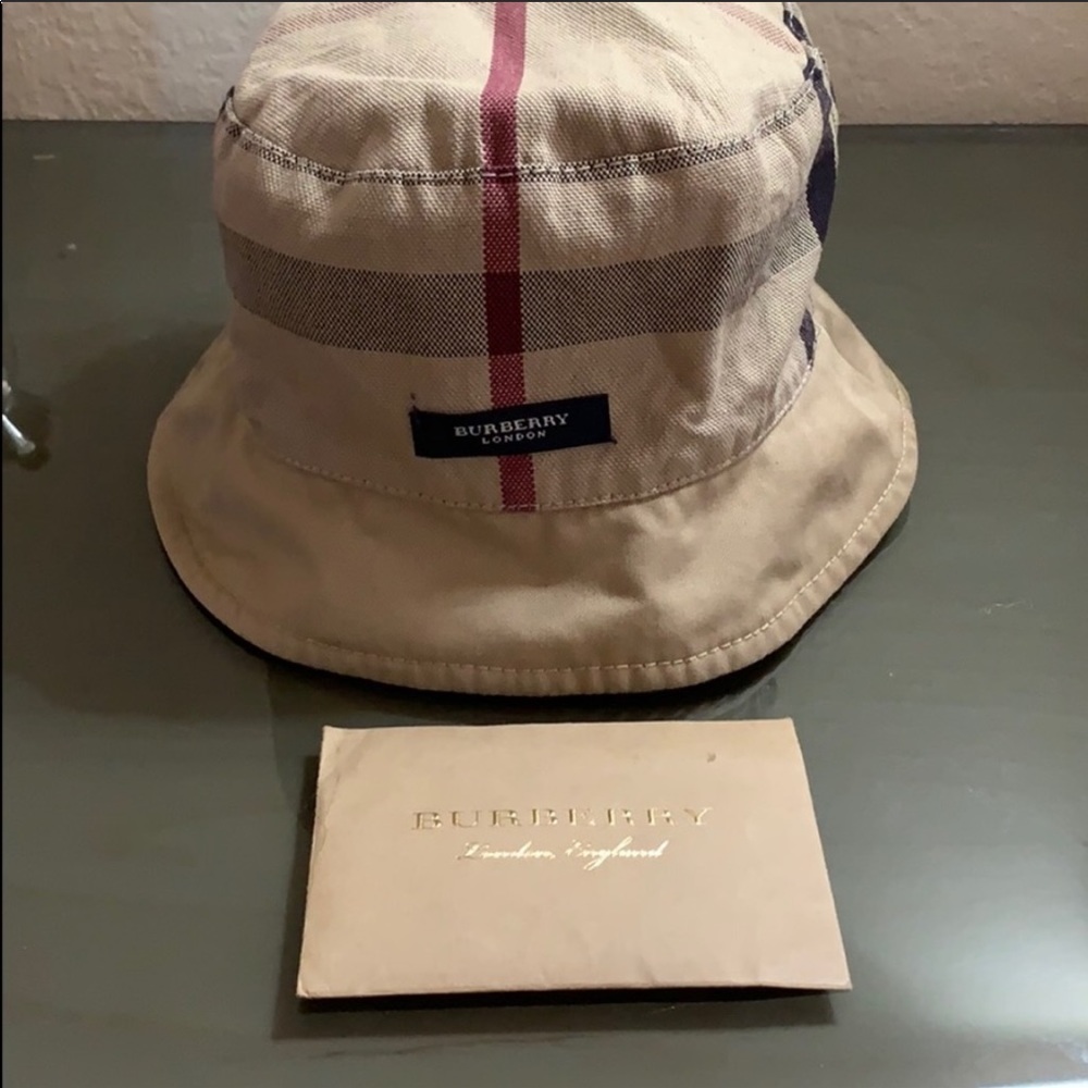 Burberry reversible bucket hat size S (22”)